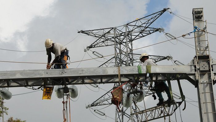بررسی علل برق گرفتگی کارگران ساختمانی در اثر عدم رعایت حریم شبکه های برق