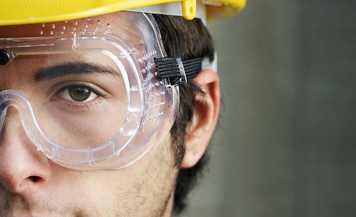 خطرات مرتبط با چشم و صورت در محیط کار و وسایل حفاظت فردی